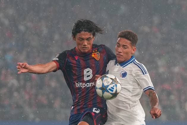 Keigo Tsunemoto (FC Basel, 06) im Zweikampf mit Robert Silva (FC Kopenhagen, F.C. Kobenhavn, 16) , Schweiz, Fussball, UEFA Champions League , Play-off Hinspiel, 2025 26, FC Basel vs. FC Kopenhagen, 20.08.2025, St. Jakob-Park, Basel, Schweiz Basel St. Jakob-Park Basel-Stadt Schweiz Copyright: xArnexAmbergx