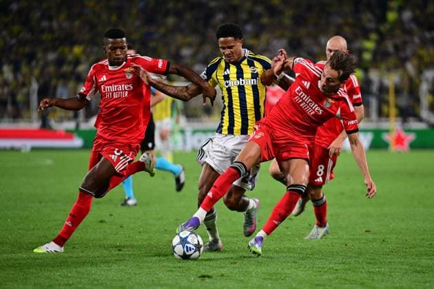 Fenerbahce v Benfica - UEFA Champions League ISTANBUL, TURKIYE - AUGUST 20: Jayden Oosterwolde (C) of Fenerbahce competes against Amar Dedic (R) of Benfica during the UEFA Champions League play-off round match between Fenerbahce and Benfica, at Chobani Stadium in Istanbul, Turkiye on August 20, 2025. Serhat Cagdas Anadolu Istanbul Turkey. Editorial use only. Please get in touch for any other usage.  Copyright: x2025xAnadoluxSerhatxCagdasx