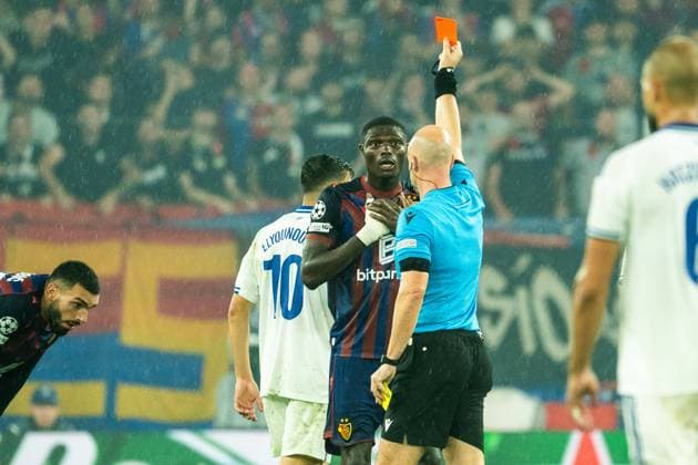 Basel, Switzerland, August 20th 2025 Jonas Adjetey (32 FC Basel 1893) receives red card during the UEFA Champions League Play-off match between FC Basel 1893 and F.C. Copenhagen at St. Jakob Park in Basel, Switzerland. (Pascal von Büren SPP) Copyright: xPascalxvonxBürenx xSPPx spp-en-PaVoBSp-Pavo-Fotografie-413