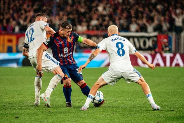 20.08.2025, Fussball, Herren, Champions League Playoffs, Saison 25-26, FC Basel vs FC Kopenhagen Xherdan Shaqiri (10 FC Basel) im Zweikampf mit Lukas Lerager (12 FC Kopenhagen) und Magnus Mattsson (8 FC Kopenhagen) St. Jakob-Park, Basel, Schweiz