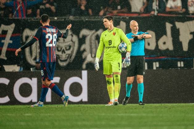 20.08.2025, Fussball, Herren, Champions League Playoffs, Saison 25-26, FC Basel vs FC Kopenhagen Anthony Taylor annulliert den Treffer nach VAR St. Jakob-Park, Basel, Schweiz