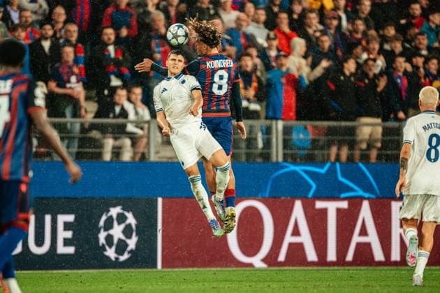 20.08.2025, Fussball, Herren, Champions League Playoffs, Saison 25-26, FC Basel vs FC Kopenhagen Koba Koindredi (8 FC Basel) im Kopfballduell mit Mohamed Elyounoussi (10 FC Kopenhagen) St. Jakob-Park, Basel, Schweiz