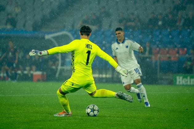 Basel, Switzerland, August 20th 2025 Marwin Hitz (1 FC Basel 1893) shoots a free kick Mohamed Elyounoussi (10 F.C. Copenhagen) during the UEFA Champions League Play-off match between FC Basel 1893 and F.C. Copenhagen at St. Jakob Park in Basel, Switzerland. (Pascal von Büren SPP) Copyright: xPascalxvonxBürenx xSPPx spp-en-PaVoBSp-Pavo-Fotografie-414