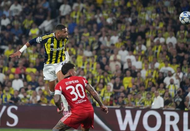 Youssef En Nesyri (19) of Fenerbahce and Nicolas Otamendi (30) of Benfica battle for the ball during the UEFA Champions League Play off 1st leg match between Fenerbahce and Benfica at Ulker Sukru Saracoglu CHOBANI Stadium on August 20, 2025 in Istanbul, Turkey. Istanbul Turkey Copyright: xSeskimPhotox Fenerbahce-Benfica_2008 (53)