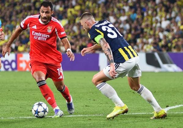 Milan Skriniar (37) of Fenerbahce and Vangelis Pavlidis (14) of Benfica battle for the ball during the UEFA Champions League Play off 1st leg match between Fenerbahce and Benfica at Ulker Sukru Saracoglu CHOBANI Stadium on August 20, 2025 in Istanbul, Turkey. Istanbul Turkey Copyright: xSeskimPhotox Fenerbahce-Benfica_2008 (62)