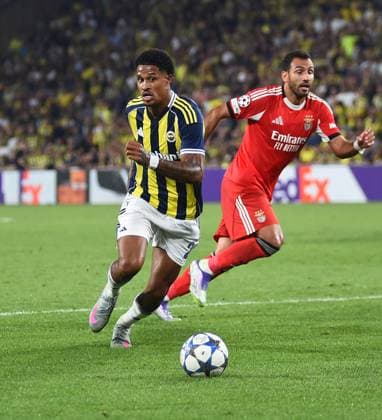 Jayden Oosterwolde of Fenerbahce and Vangelis Pavlidis (14) of Benfica battle for the ball during the UEFA Champions League Play off 1st leg match between Fenerbahce and Benfica at Ulker Sukru Saracoglu CHOBANI Stadium on August 20, 2025 in Istanbul, Turkey. Istanbul Turkey Copyright: xSeskimPhotox Fenerbahce-Benfica_2008 (63)