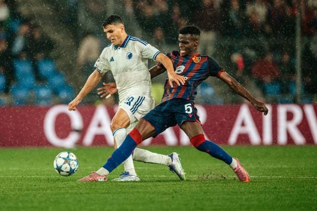 20.08.2025, Fussball, Herren, Champions League Playoffs, Saison 25-26, FC Basel vs FC Kopenhagen Mohamed Elyounoussi (10 FC Kopenhagen) im Zweikampf mit Metinho (5 FC Basel) St. Jakob-Park, Basel, Schweiz