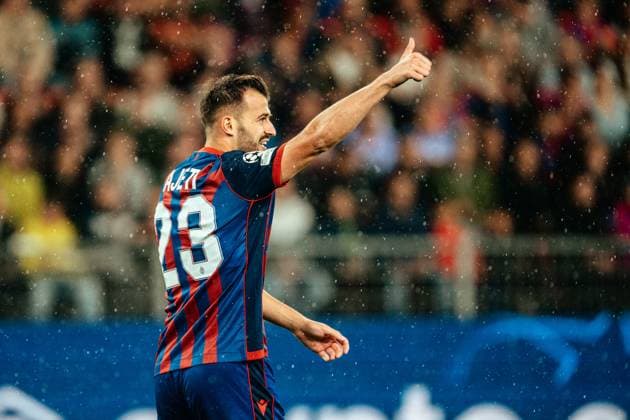 20.08.2025, Fussball, Herren, Champions League Playoffs, Saison 25-26, FC Basel vs FC Kopenhagen Albian Ajeti (23 FC Basel) bedankt sich St. Jakob-Park, Basel, Schweiz