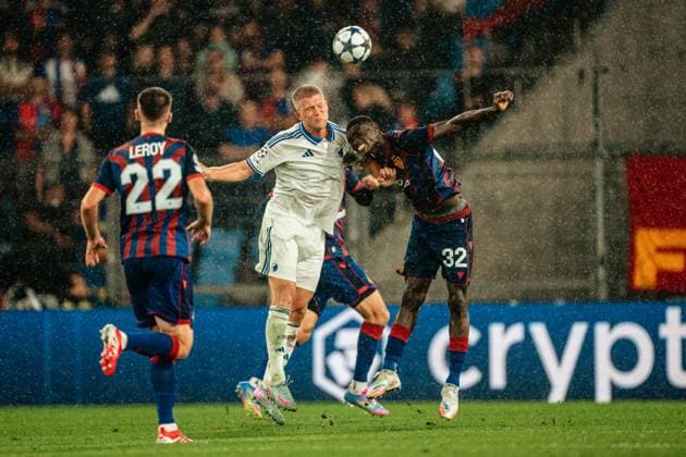 20.08.2025, Fussball, Herren, Champions League Playoffs, Saison 25-26, FC Basel vs FC Kopenhagen Jonas Adjetey (32 FC Basel) im Kopfballduell mit Andreas Cornelius (14 FC Kopenhagen) St. Jakob-Park, Basel, Schweiz