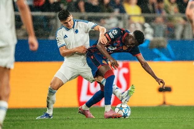 20.08.2025, Fussball, Herren, Champions League Playoffs, Saison 25-26, FC Basel vs FC Kopenhagen Mohamed Elyounoussi (10 FC Kopenhagen) im Zweikampf mit Metinho (5 FC Basel) St. Jakob-Park, Basel, Schweiz