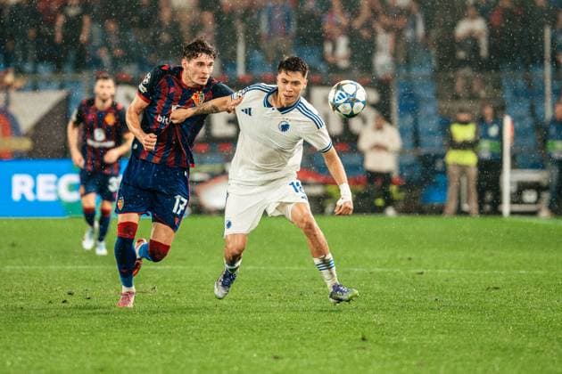 20.08.2025, Fussball, Herren, Champions League Playoffs, Saison 25-26, FC Basel vs FC Kopenhagen Moritz Broschinski (17 FC Basel) im Zweikampf mit Rodrigo Huescas (13 FC Kopenhagen) St. Jakob-Park, Basel, Schweiz