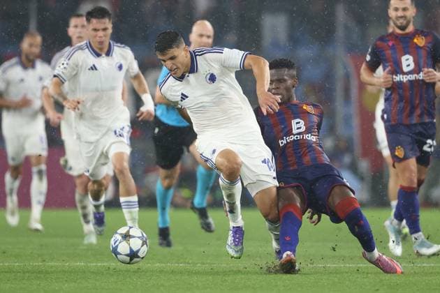 20.08.2025 Stadion St. Jakob Park Basel, SCHWEIZ, Saison 2025 2026 Herren Fussball Champions League Quali Hinspiel FC Basel - FC Kopenhagen Mohamed Elyounoussi (li,Kopenhagen) gegen Metinho (FC Basel)