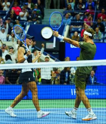 Iga Swiatek and Casper Ruud celebrate their mixed doubles semi-final win over Jack Draper and Jessica Pegula 2025 US Open, Wednesday Previews, USTA Billie Jean King National Tennis Center, New York, USA - 20 Aug 2025New York USTA Billie Jean King National T New York (NY) United States of America  Copyright: xJavierxGarcia Shutterstockx 15448690b