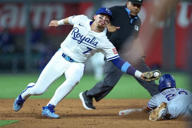 August 20, 2025: Kansas City Royals shortstop Bobby Witt Jr. (7) makes the tag for the out on Texas Rangers first baseman Ezequiel Duran (20) at second base during the sixth inning of a baseball game at Kauffman Stadium in Kansas City, MO. CSM Kansas City United States of America - ZUMAc04_ 20250820_zma_c04_069 Copyright: xDavidxSmithx
