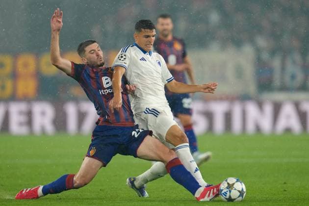 CALCIO - UEFA Champions League - FC Basel 1893 vs FC Copenhagen Leo Leroy (FC Basel 1893, 22) and Mohamed Elyounoussi (FC Copenhagen, 10) during FC Basel 1893 vs FC Copenhagen, UEFA Champions League football match in Basel, Switzerland, August 20 2025 Basel Switzerland  Copyright: xIPAxSport ABACAx
