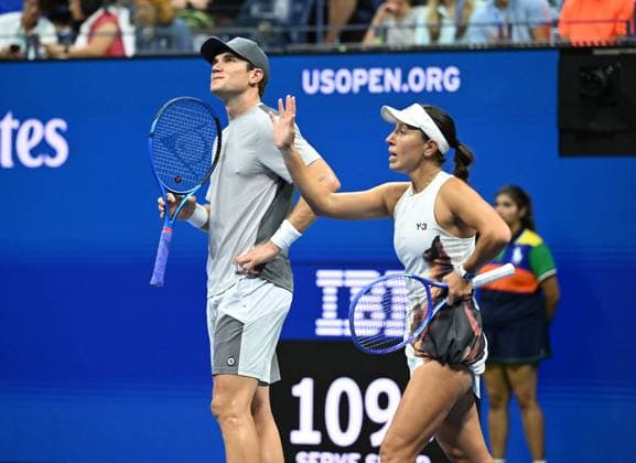 Jessica Pegula and Jack Draper Vs Iga Swiatek and Casper Ruud Mixed Doubles Semi Finals on Arthur Ashe Stadium at the 2025 US Open Tennis Championship at the USTA Billie Jean King National Tennis Center in New York City on Wednesday, August 20, 2025 in New York City. Jessica Pegula and Jack Draper were defeated by Iga Swiatek and Casper Ruud 5-3-3-5 8-10 and advance to the finals.  NYP20250820504 LarryxMarano