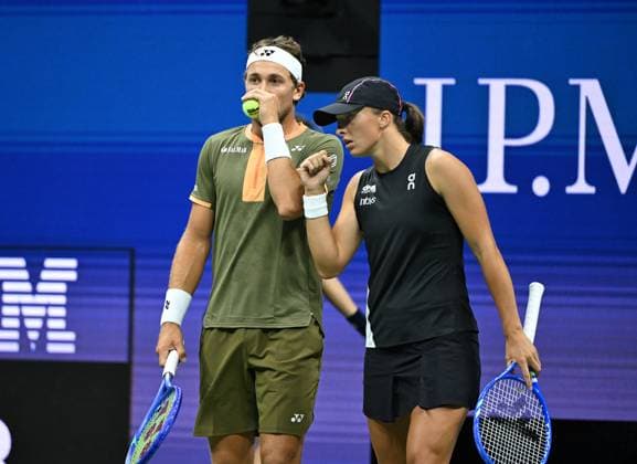 Jessica Pegula and Jack Draper Vs Iga Swiatek and Casper Ruud Mixed Doubles Semi Finals on Arthur Ashe Stadium at the 2025 US Open Tennis Championship at the USTA Billie Jean King National Tennis Center in New York City on Wednesday, August 20, 2025 in New York City. Jessica Pegula and Jack Draper were defeated by Iga Swiatek and Casper Ruud 5-3-3-5 8-10 and advance to the finals.  NYP20250820509 LarryxMarano