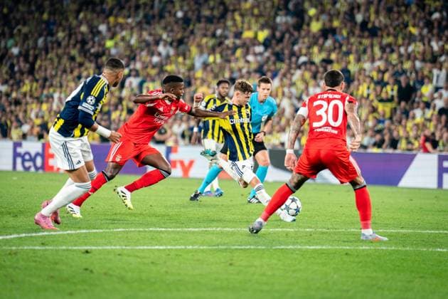 August 20, 2025, Istanbul, Turkey: Sebastian Szymanski of Fenerbahce seen in action during the UEFA Champions League Playoff match between Fenerbahce and Benfica at Chobani Stadium. Final score Fenerbahce 0 : 0 Benfica Istanbul Turkey - ZUMAs197 20250820_aaa_s197_155 Copyright: xYagizxGurtugx