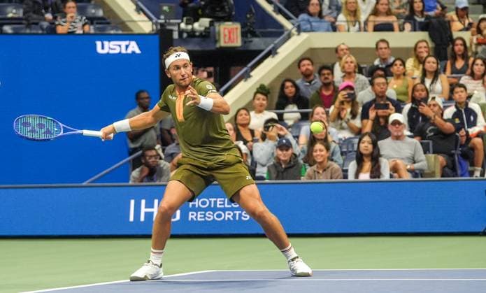 2025 US Open - Mixed Doubles NEW YORK, UNITED STATES - AUGUST 20: Iga Swiatek of Poland and Casper Ruud of Norway play against Jessica Pegula of the USA and Jack Draper of Great Britain in the semi-final of the Mixed Doubles competition at USTA Billie Jean King National Tennis Center on August 20, 2025, in New York City, USA. Selcuk Acar Anadolu New York United States. Editorial use only. Please get in touch for any other usage.  Copyright: x2025xAnadoluxSelcukxAcarx