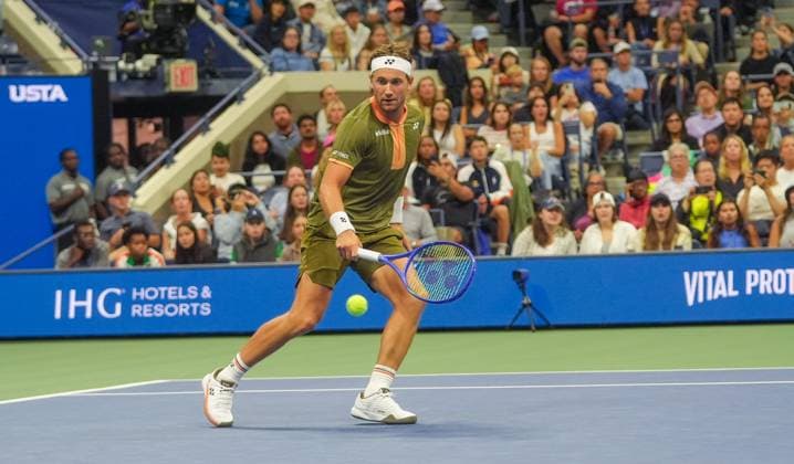 2025 US Open - Mixed Doubles NEW YORK, UNITED STATES - AUGUST 20: Iga Swiatek of Poland and Casper Ruud of Norway play against Jessica Pegula of the USA and Jack Draper of Great Britain in the semi-final of the Mixed Doubles competition at USTA Billie Jean King National Tennis Center on August 20, 2025, in New York City, USA. Selcuk Acar Anadolu New York United States. Editorial use only. Please get in touch for any other usage.  Copyright: x2025xAnadoluxSelcukxAcarx