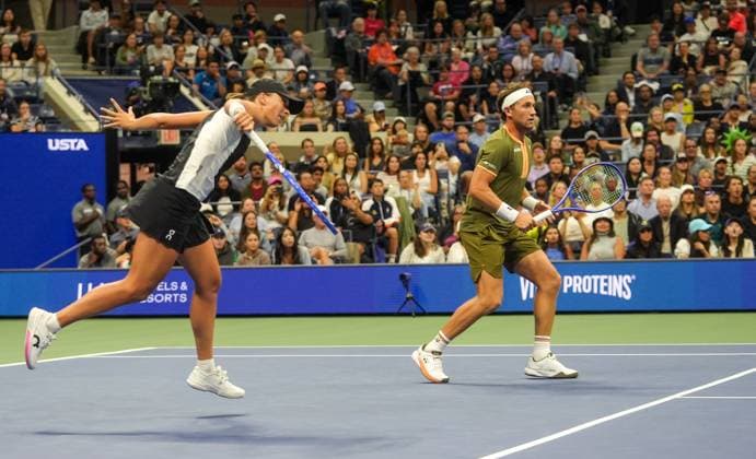 2025 US Open - Mixed Doubles NEW YORK, UNITED STATES - AUGUST 20: Iga Swiatek of Poland and Casper Ruud of Norway play against Jessica Pegula of the USA and Jack Draper of Great Britain in the semi-final of the Mixed Doubles competition at USTA Billie Jean King National Tennis Center on August 20, 2025, in New York City, USA. Selcuk Acar Anadolu New York United States. Editorial use only. Please get in touch for any other usage.  Copyright: x2025xAnadoluxSelcukxAcarx