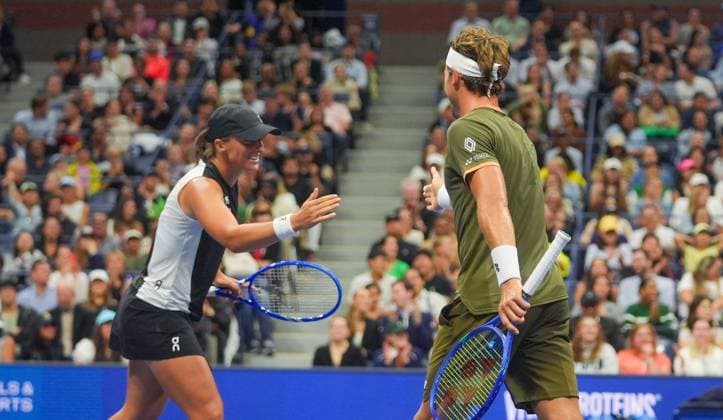 2025 US Open - Mixed Doubles NEW YORK, UNITED STATES - AUGUST 20: Iga Swiatek of Poland and Casper Ruud of Norway play against Jessica Pegula of the USA and Jack Draper of Great Britain in the semi-final of the Mixed Doubles competition at USTA Billie Jean King National Tennis Center on August 20, 2025, in New York City, USA. Selcuk Acar Anadolu New York United States. Editorial use only. Please get in touch for any other usage.  Copyright: x2025xAnadoluxSelcukxAcarx
