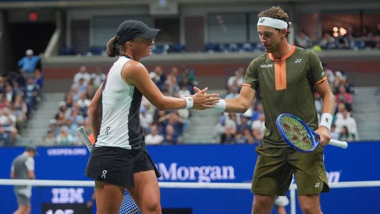 2025 US Open - Mixed Doubles NEW YORK, UNITED STATES - AUGUST 20: Iga Swiatek of Poland and Casper Ruud of Norway play against Jessica Pegula of the USA and Jack Draper of Great Britain in the semi-final of the Mixed Doubles competition at USTA Billie Jean King National Tennis Center on August 20, 2025, in New York City, USA. Selcuk Acar Anadolu New York United States. Editorial use only. Please get in touch for any other usage.  Copyright: x2025xAnadoluxSelcukxAcarx