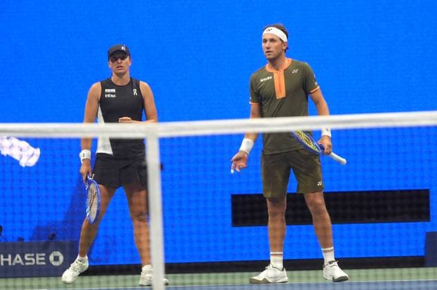 2025 US Open - Mixed Doubles NEW YORK, UNITED STATES - AUGUST 20: Iga Swiatek of Poland and Casper Ruud of Norway play against Jessica Pegula of the USA and Jack Draper of Great Britain in the semi-final of the Mixed Doubles competition at USTA Billie Jean King National Tennis Center on August 20, 2025, in New York City, USA. Selcuk Acar Anadolu New York United States. Editorial use only. Please get in touch for any other usage.  Copyright: x2025xAnadoluxSelcukxAcarx