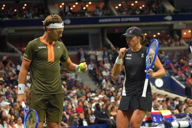 2025 US Open - Mixed Doubles NEW YORK, UNITED STATES - AUGUST 20: Iga Swiatek of Poland and Casper Ruud of Norway play against Jessica Pegula of the USA and Jack Draper of Great Britain in the semi-final of the Mixed Doubles competition at USTA Billie Jean King National Tennis Center on August 20, 2025, in New York City, USA. Selcuk Acar Anadolu New York United States. Editorial use only. Please get in touch for any other usage.  Copyright: x2025xAnadoluxSelcukxAcarx