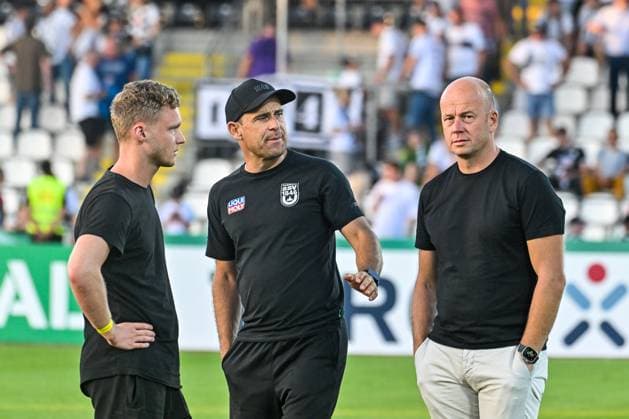GER, DFB Pokal, SSV Ulm 1846 vs SV 07 Elversberg 17.08.2025, Donaustadion, Ulm, GER, DFB Pokal, SSV Ulm 1846 vs SV 07 Elversberg, im Bild Kaderplaner Michael Clemens (SSV Ulm), Robert Lechleiter (SSV Ulm), Geschaeftsfuehrer Markus Thiele (SSV Ulm)