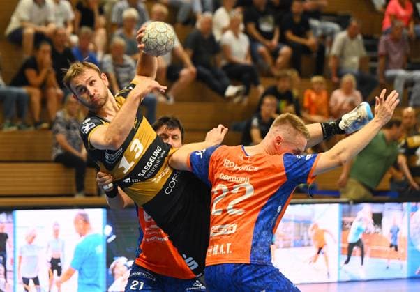 am Ball: Anton Preußner (Dresden) gegen Jiri Dokoupil (Plzen), HC Elbflorenz Dresden gegen Talent Plzen (Pilsen, CZE), Testspiel, Freundschaftsspiel, Vorbereitungsspiel, Handball, 2. Liga der Männer, 2. Bundesliga, Saison 2025 2026, Dresden, BallsportARENA Dresden, 20.08.2025,