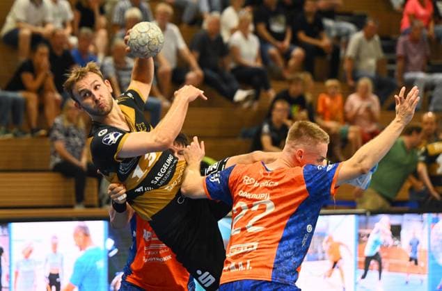 am Ball: Anton Preußner (Dresden) gegen Jiri Dokoupil (Plzen), HC Elbflorenz Dresden gegen Talent Plzen (Pilsen, CZE), Testspiel, Freundschaftsspiel, Vorbereitungsspiel, Handball, 2. Liga der Männer, 2. Bundesliga, Saison 2025 2026, Dresden, BallsportARENA Dresden, 20.08.2025,