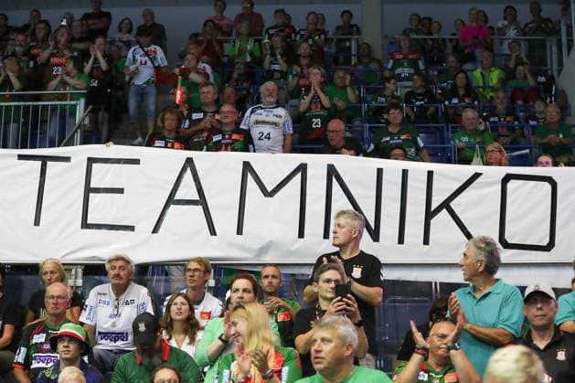 20.08.2025, xgox, Handball - Hummel Cup SC Magdeburg - TVB Stuttgart emspor, v.l. Plakat, Banner, Spruchband für Nikola Portner (Magdeburg, 80) Magdeburg