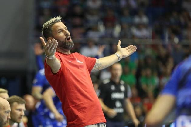 20.08.2025, xgox, Handball - Hummel Cup SC Magdeburg - TVB Stuttgart emspor, v.l. Bennet Wiegert (Magdeburg, Trainer) Reklamiert, beschwert sich, schimpft Magdeburg