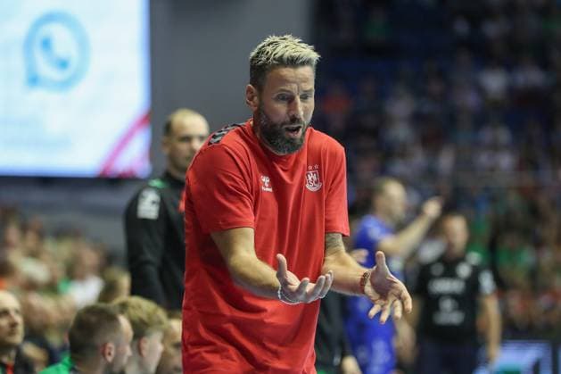 20.08.2025, xgox, Handball - Hummel Cup SC Magdeburg - TVB Stuttgart emspor, v.l. Bennet Wiegert (Magdeburg, Trainer) Reklamiert, beschwert sich, schimpft Magdeburg