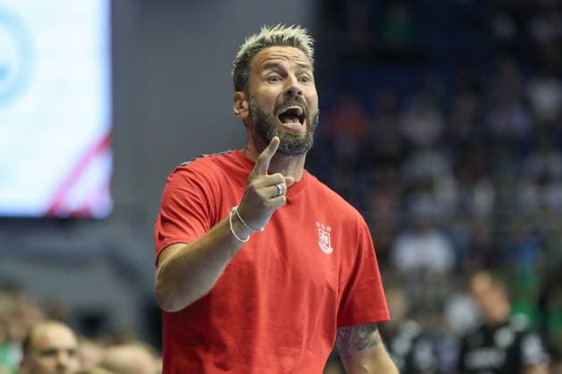 20.08.2025, xgox, Handball - Hummel Cup SC Magdeburg - TVB Stuttgart emspor, v.l. Bennet Wiegert (Magdeburg, Trainer) Reklamiert, beschwert sich, schimpft Magdeburg