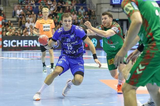 20.08.2025, xgox, Handball - Hummel Cup SC Magdeburg - TVB Stuttgart emspor, v.l. Simone Mengon (Stuttgart, 15) , Elvar Oern Jonsson (Magdeburg, 19) Zweikampf, Duell, Kampf, tackle Magdeburg