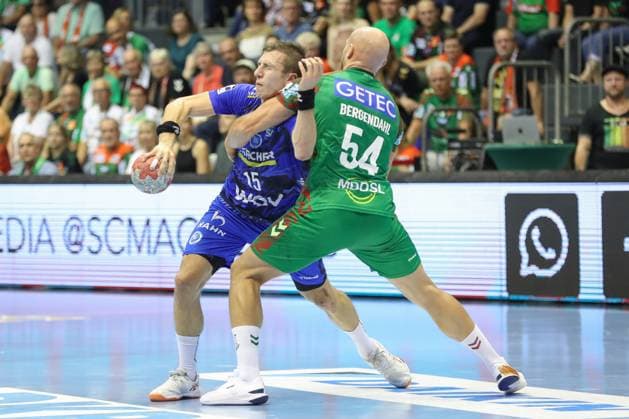 20.08.2025, xgox, Handball - Hummel Cup SC Magdeburg - TVB Stuttgart emspor, v.l. Simone Mengon (Stuttgart, 15), Oscar Bergendahl (Magdeburg, 54) Zweikampf, Duell, Kampf, tackle Magdeburg