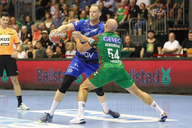 20.08.2025, xgox, Handball - Hummel Cup SC Magdeburg - TVB Stuttgart emspor, v.l. Lenny Rubin (Stuttgart, 44), Oscar Bergendahl (Magdeburg, 54) Zweikampf, Duell, Kampf, tackle Magdeburg