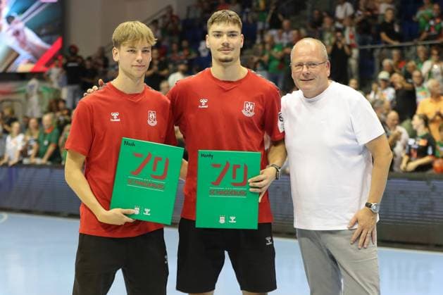 20.08.2025, xgox, Handball - Hummel Cup SC Magdeburg - TVB Stuttgart emspor, v.l. Noah Hensen (Magdeburg), Monty Kleinsteuber (Magdeburg), Marc Henrik Schmedt (Magdeburg, Geschaeftsfuehrer) Magdeburg