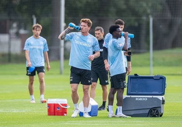 Fussball, Herren, Saison 2025 26, 2. Bundesliga, Hertha BSC, Training, v.l. Sebastian Grönning (Hertha BSC), Boris Mamuzah Lum (Hertha BSC), 20.08. 2025,