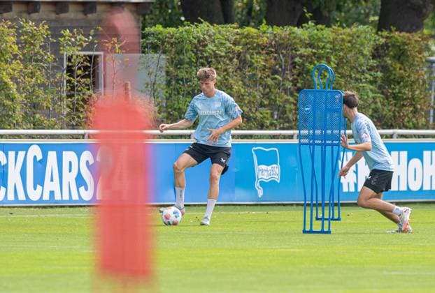 Fussball, Herren, Saison 2025 26, 2. Bundesliga, Hertha BSC, Training, v.l. Luca Schuler (Hertha BSC), Tim Hoffmann (Hertha BSC), 20.08. 2025,
