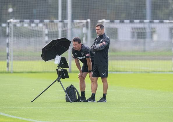 Fussball, Herren, Saison 2025 26, 2. Bundesliga, Hertha BSC, Training, v.l. Athletiktrainer Henrik Kuchno (Hertha BSC), Trainer Stefan Leitl (Hertha BSC), 20.08. 2025,