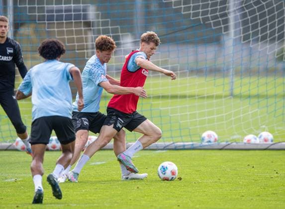 Fussball, Herren, Saison 2025 26, 2. Bundesliga, Hertha BSC, Training, v.l. Jeremy Dudziak (Hertha BSC), Sebastian Grönning (Hertha BSC), Luca Schuler (Hertha BSC), 20.08. 2025,