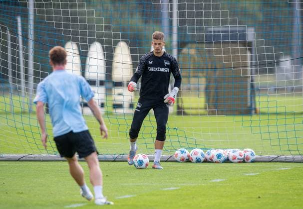 Fussball, Herren, Saison 2025 26, 2. Bundesliga, Hertha BSC, Training, v.l. Sebastian Grönning (Hertha BSC), Torhüter Dennis Smarsch (Hertha BSC), 20.08. 2025,