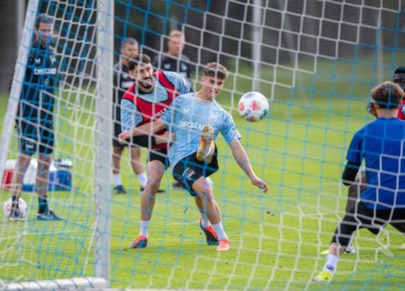 Fussball, Herren, Saison 2025 26, 2. Bundesliga, Hertha BSC, Training, v.l. Agustin Rogel (Hertha BSC), Janne Berner (Hertha BSC), 20.08. 2025,