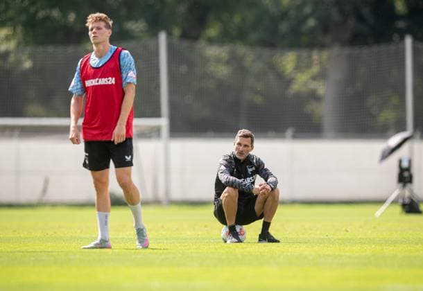 Fussball, Herren, Saison 2025 26, 2. Bundesliga, Hertha BSC, Training, v.l. Luca Schuler (Hertha BSC), Trainer Stefan Leitl (Hertha BSC), 20.08. 2025,
