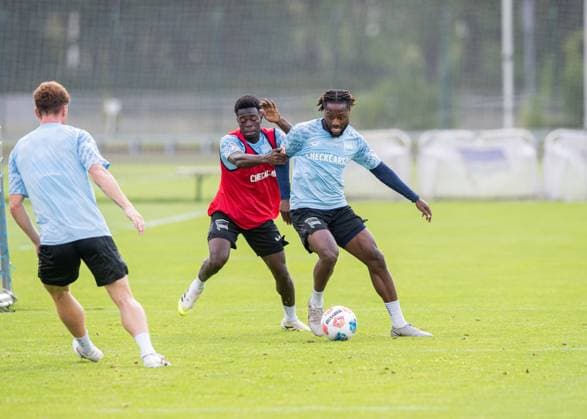 Fussball, Herren, Saison 2025 26, 2. Bundesliga, Hertha BSC, Training, v.l. Sebastian Grönning (Hertha BSC), Boris Mamuzah Lum (Hertha BSC), Deyovaisio Zeefuik (Hertha BSC), 20.08. 2025,