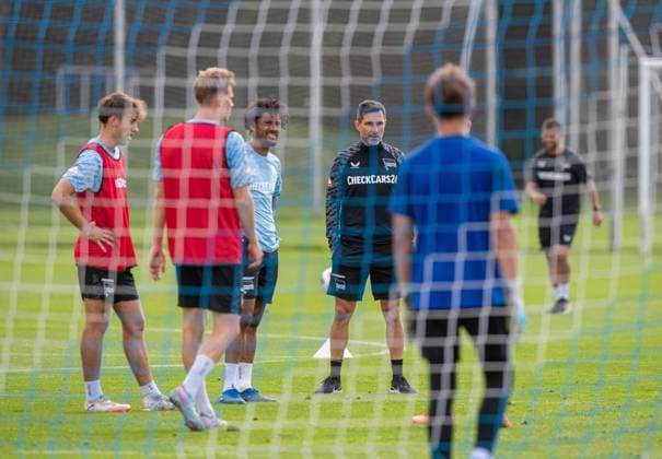 Fussball, Herren, Saison 2025 26, 2. Bundesliga, Hertha BSC, Training, v.l. Tim Hoffmann (Hertha BSC), Luca Schuler (Hertha BSC), Jeremy Dudziak (Hertha BSC), Trainer Stefan Leitl (Hertha BSC), 20.08. 2025,
