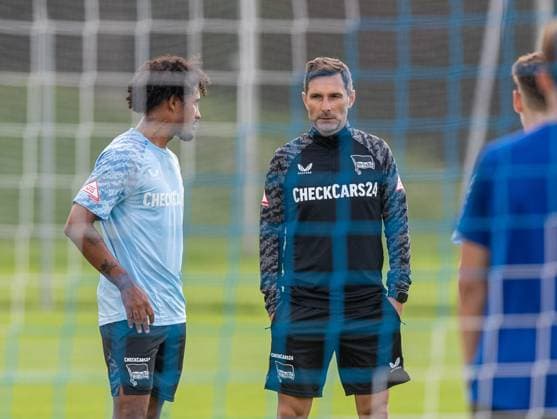Fussball, Herren, Saison 2025 26, 2. Bundesliga, Hertha BSC, Training, v.l. Jeremy Dudziak (Hertha BSC), Trainer Stefan Leitl (Hertha BSC), 20.08. 2025,